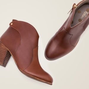 NWOT Boden Hoxton Ankle Boots Sz 40  in Tan **note missing rivet**